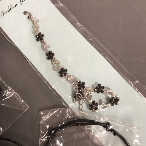 Lot of Costume Jewelry- bracelets - Picture 8 of 12